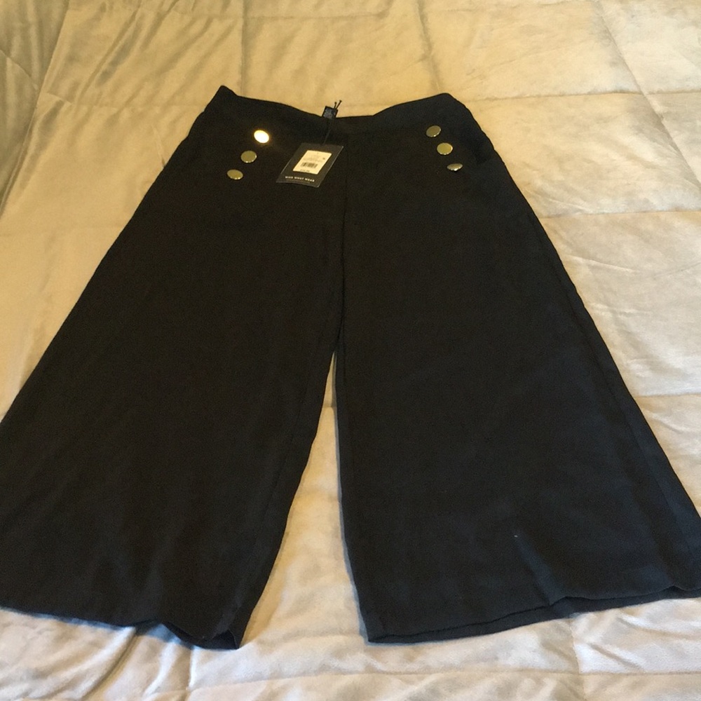 Who What Where size 6 Black gaucho cropped pants